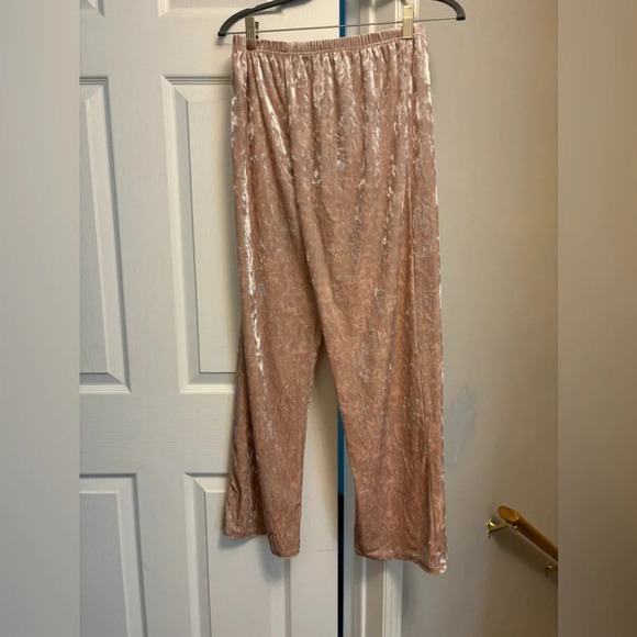 Bloomingdale’s Pink Crushed Velvet Pajama Pants Size L - Picture 2 of 2
